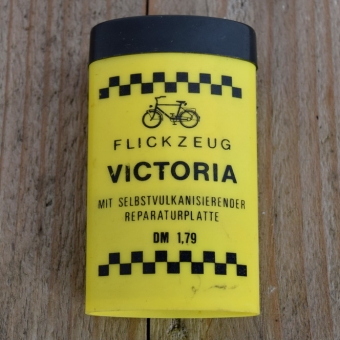 Flickzeug Kunststoffdose "VICTORIA" orig. 70 er Jahre, 82 x 49 x 25 mm, ohne Inhalt 