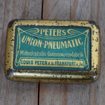 Flickzeug Blechdose "PETER'S UNION-PNEUMATIC" orig. 20 er Jahre, 58 x 39 x 19 mm, ohne Inhalt 