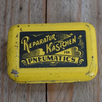 Flickzeug Blechdose "FÜR PNEUMATICS" orig. 20 er Jahre, 60 x 40 x 17 mm, ohne Inhalt 