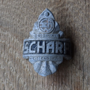 Steuerkopfschild Scharp unteres Nietloch abgebrochen, 30er Jahre, Originalschild aus Sammlungsbestand 