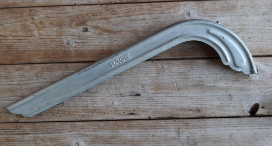 Kettenschutz "PAGE", Länge c.a. 41 cm, orig. 50er J., unrestaurierter Zustand gem. Bildern 