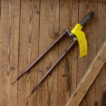 Gabel 26" orig. 60er J. unrestauriert, Schaftlänge 163 mm, Scheidenlänge 365 mm, Weite oben 56 mm, Zustand siehe Bilder  