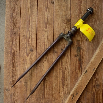 Gabel 28"orig. 30-50er J. unrestauriert, Schaftlänge 221 mm, Scheidenlänge 393 mm, Weite oben 58 mm, Zustand siehe Bilder  