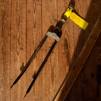 Gabel 28"orig. 50er J. unrestauriert, Schaftlänge 210 mm, Scheidenlänge 393 mm, Weite oben 61 mm, Zustand siehe Bilder  