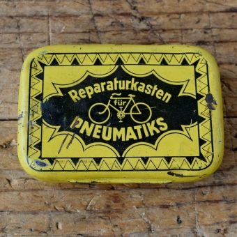 Flickzeug Blechdose "FÜR PNEUMATIKS" orig. 30er Jahre, 69 x 49 x 19 mm, ohne Inhalt 