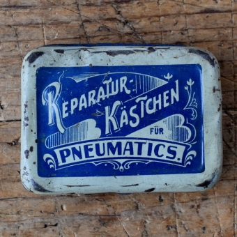 Flickzeug Blechdose "FÜR PNEUMATICS" orig. 20er Jahre, 80 x 60 x 24 mm, ohne Inhalt 
