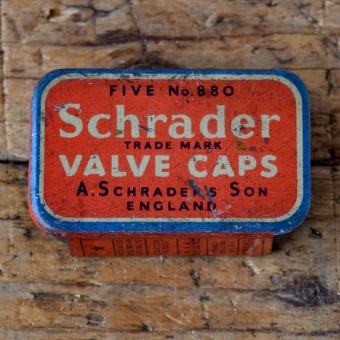 Blechdose "SCHRADER VALVE CAPS" orig. 50er Jahre, 41 x 25 x 14 mm, ohne Inhalt 