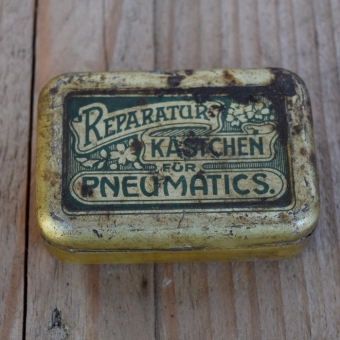 Flickzeug Blechdose "FÜR PNEUMATICS" orig. 30 er Jahre, 67 x 46 x 21 mm, ohne Inhalt 