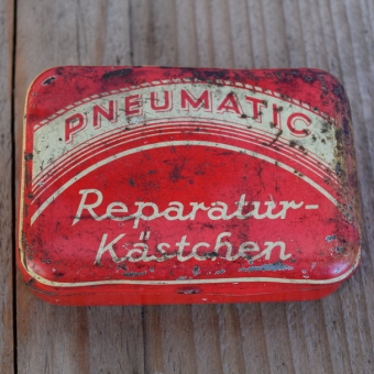 Flickzeug Blechdose "FÜR PNEUMATICS" orig. 30 er Jahre, 83 x 58 x 23 mm, ohne Inhalt 
