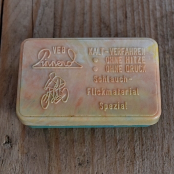 Flickzeug Kunststoffdose "PINNEROL" orig. 50er Jahre, 76 x 48 x 21 mm, ohne Inhalt 
