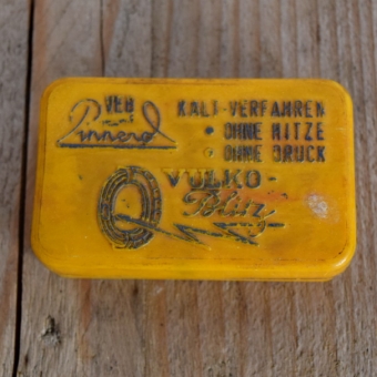 Flickzeug Kunststoffdose "PINNEROL" orig. 50er Jahre, 76 x 48 x 21 mm, ohne Inhalt 