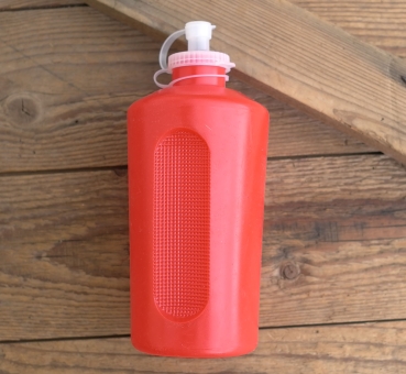 Trinkflasche, DDR, orig. 70/80er Jahre, rot, ohne Aufdruck,  Kunststoff, orig. Altbestand, NOS 