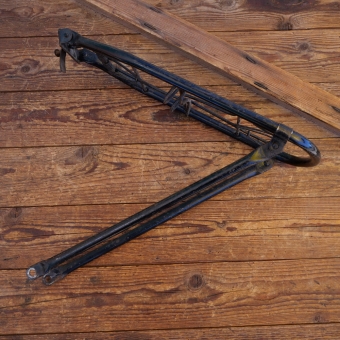 Gepäckträger, orig. 30er Jahre, solide, breite Ausf. mit Doppelfederklappe, schwarz, gebr. 