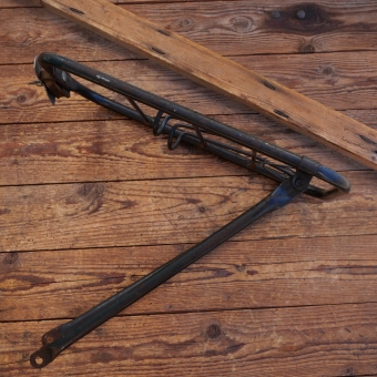 Gepäckträger, orig. 30er-50er Jahre, schwarz, sehr breite, schwere Ausf., für 28 Zoll, gebr. 