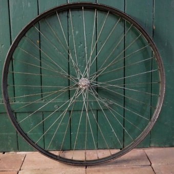 Laufrad vorn 28 x 1,75 für Drahtbereifung, Linierung gelb/blau/weiss, 1930er-50er J. 