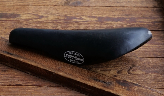 Sattel ZEUS 2000 Prestige, für Rennrad, spanisch, Leder, schwarz, Gestell verchromt, original 70er/80er Jahre, gebr. 