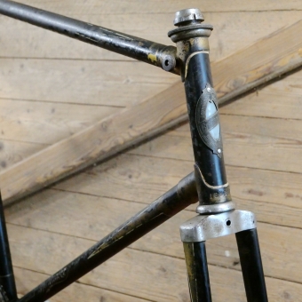 Fahrradrahmen BRENNABOR, Herrenausführung, 28 Zoll, 1930er Jahre, schwarz, Strahlenkopf gold, Linien weiß/blau, gebr. 