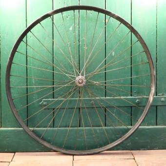 Vorderrad 28 x 1,75 (622), Stahlfelge für Drahtbereifung, 1950er/60er Jahre, schwarz überstrichen, gebr. 