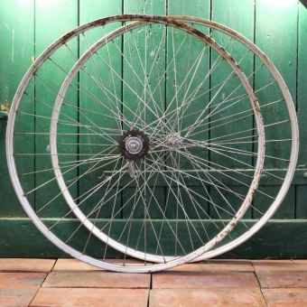 Laufradsatz 28 x 1,75, 1957, silber, Linierung weiß/blau, gebr. 