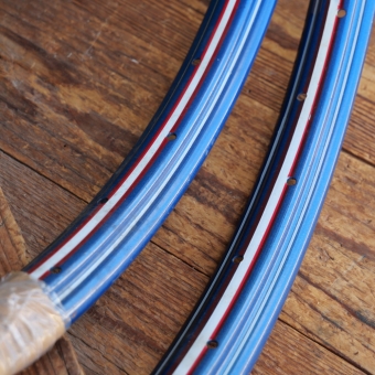 Felgensatz, 26 Zoll (559), Stahl blau-metallic, Linien rot/weiß, 50er J., NOS 