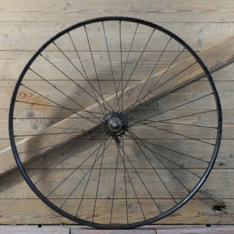 Hinterrad für Wulstbereifung 28 Zoll, Außendurchmesser ca. 645 mm, 1949, Felge schwarz, Linien blau/weiß, CENTRIX-Nabe vernickelt, gebr. 