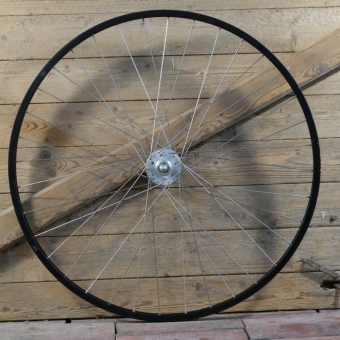 Vorderrad mit ALESA Konkav-Felge, Alu, schwarz, 28 Zoll (622), 80er J., Breite ca. 25 mm, Nabe WECO Hochflansch, gebr. 