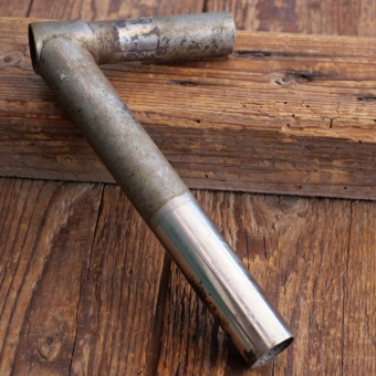 Winkelsattelstütze, orig. BRENNABOR, Durchmesser: ca. 25 mm, Schaftlänge: ca 160 mm, vernickelt, orig. 10er/20er Jahre, gebr. 