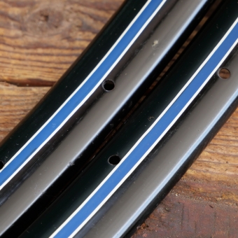 Wulstfelgensatz 28 Zoll (635), 20er/30er J., schwarz, Linien blau/weiß, NOS 