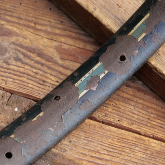 Fahrrad-Wulstfelge 28 Zoll Außendurchmesser ca. 645 mm, 10er-30er J., schwarz, Linien blau/weiß, gebr. 