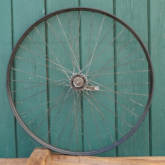 Hinterrad 28 Zoll (622) für Drahtbereifung, Bj. 1954, schwarz, Linien silber/weiß, Torpedo-Nabe, gebr. 