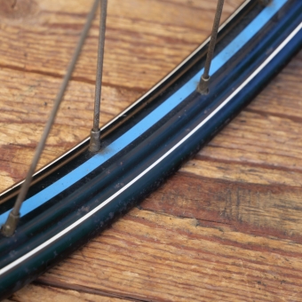 Vorderrad 28 Zoll (622), für Drahtbereifung, 1930er-50er J., schwarz, Linien blau/weiß, UNION-Nabe verchromt, gebr. 