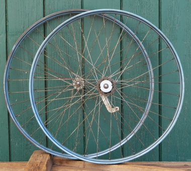 Laufradsatz 26 Zoll (559) für Drahtbereifung, 50er J., Hinterrad mit NSU-Nabe, gebr. 