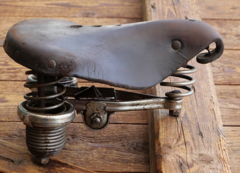 Sattel STANDARD, Damen, 20er/30er Jahre, Leder braun, Gestell vernickelt, gebr. 