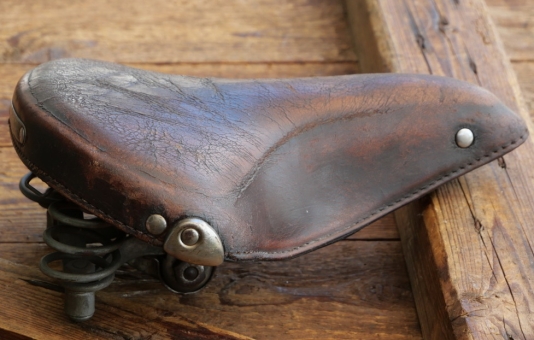 Sattel WITTKOP, Herren, 50er/60er Jahre, Leder braun, Gestell verzinkt, gepolstert, gebr. 