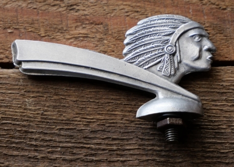 Schutzblechfigur Indianer-Motiv (nicht markenspezifisch), Aluminium, original 30er - 50er Jahre, NOS 