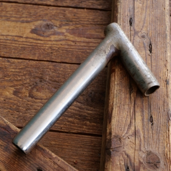 Winkelsattelstütze, Durchmesser: ca. 24,2 mm, Schaftlänge: ca 155 mm, orig. 10er-30er  Jahre, gebr. 