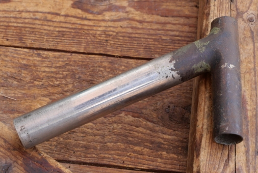 Winkelsattelstütze, Durchmesser: ca. 26,0 mm, Schaftlänge: ca 150 mm, orig. 10er-30er  Jahre, gebr. 